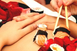 Nyotaimori, dégustation de sushis sur le corps nu d'une femme