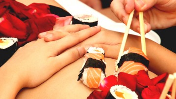 Nyotaimori, dégustation de sushis sur le corps nu d'une femme