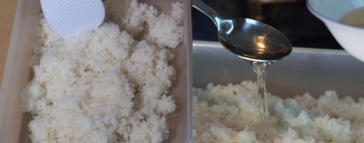 assaisonnement du riz pour sushi après la cuisson