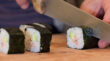 découpage du rouleau de maki sushi