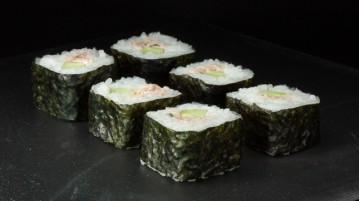 Maki sushi au thon cuit, fromage blanc, ciboulette et concombre