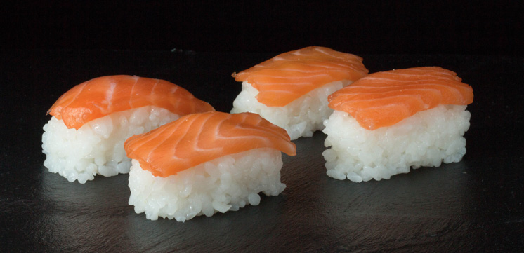Nigiri Sushi au saumon cru et au wasabi