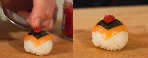 Photo illustrant la dépose des oeufs de lompe rouges sur la sushi ball
