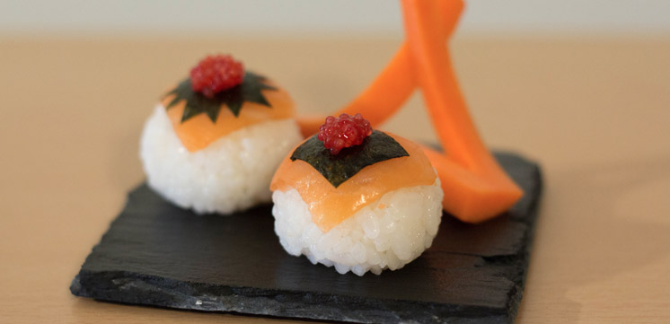 Sushi ball au saumon fumé et aux oeufs de lompe rouges